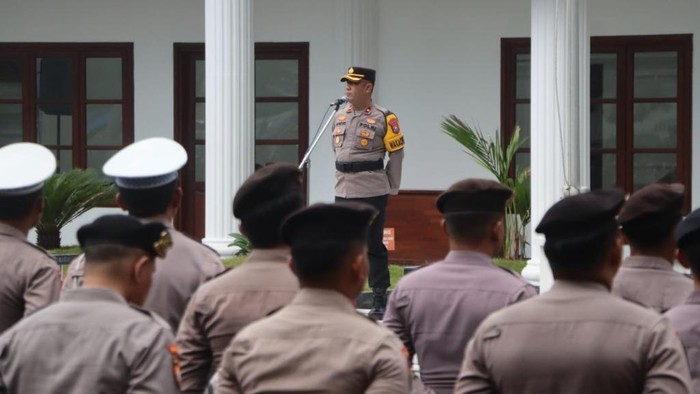 Waka Polres Pasuruan Kota Kompol Andria Diana Putra saat memimpin apel pengamanan malam tahun baru.
