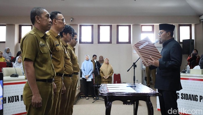 Wali Kota Makassar Moh Ramdhan Danny Pomanto melantik 4 pejabat fungsional DPM-PTSP Makassar.