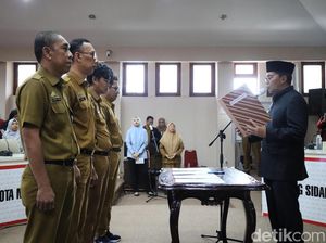 Danny Pomanto Lantik 4 Pejabat Fungsional Dinas PM-PTSP Makassar