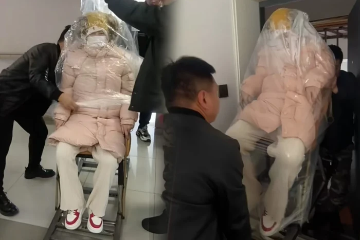 Wanita dibungkus plastik setelah melahirkan