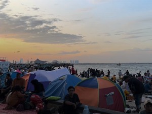 Video: Sambut Tahun Baru 2025, Warga Dirikan Tenda di Pantai Ancol