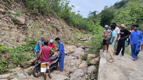 Warga mengevakuasi sepeda motor satu keluarga yang mengalami kecelakaan tunggal di Dompu, Nusa Tenggara Barat (NTB), Senin (30/12/2024) sore.