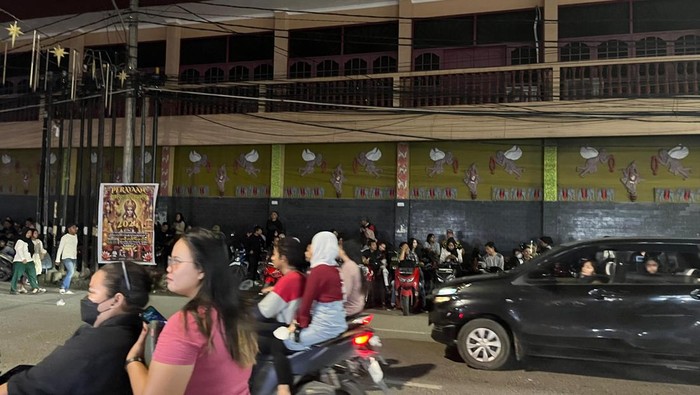 Warga nantikan pesta kembang api di malam tahun baru di Medan. (Kartika Sari/detikSumut)
