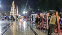 Meski hujan menguyur Kota Surabaya, tidak menyurutkan antusisme warga menikmati malam pergantian tahun 2025.