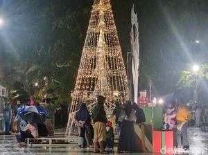 Klakson Imbangi Kembang Api Sambut Tahun Baru di Balai Kota Surabaya