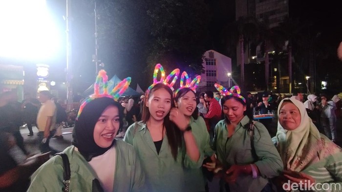Warga ramai mendatangi kawasan Bundaran HI, Jakarta Pusat jelang perayaan tahun baru. Sejumlah warga datang bersama teman dan juga keluarga. (Fawdi/detikcom)