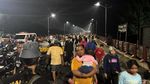 Warga Padati Jembatan Suroboyo Jelang Malam Pergantian Tahun