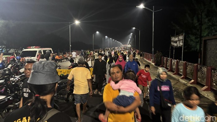 warga surabaya padati jembatan suroboyo jelang pergantian tahun
