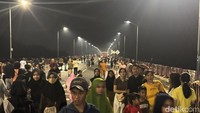Warga sudah memadati Jembatan Suroboyo sejak pukul 22.00 WIB.