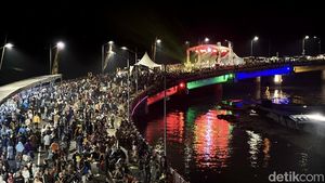 Warga Padati Jembatan Suroboyo Jelang Malam Pergantian Tahun