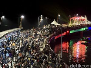 Warga Padati Jembatan Suroboyo Jelang Malam Pergantian Tahun