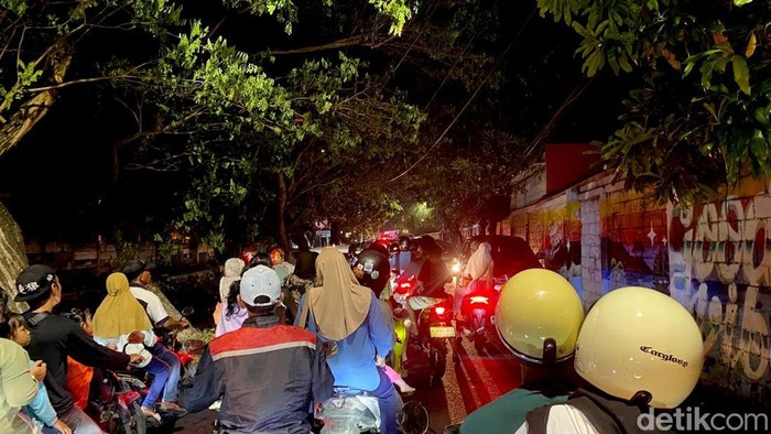 warga surabaya padati jembatan suroboyo jelang pergantian tahun