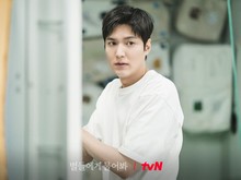 Foto Terbaru Lee Min Ho di Drakor When the Stars Gossip