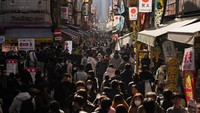 Orang-orang mengunjungi Ameyoko Market pada Malam Tahun Baru di Tokyo, Selasa (31/12/2024).  