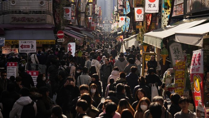 Wisatawan Serbu Ameyoko Market, Surga Belanja Murah di Tokyo People visit the famed