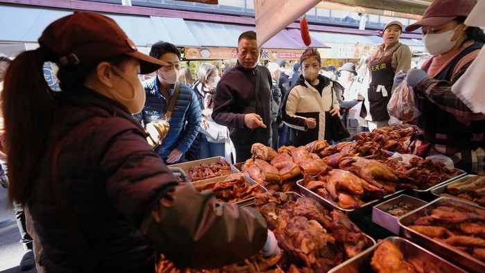 Wisatawan Serbu Ameyoko Market, Surga Belanja Murah di Tokyo People visit the famed