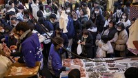 Maka tak heran jika tempat ini dipenuhi aksi tawar-menawar yang jarang terlihat di sebagian besar ritel di Jepang.  