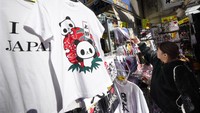 Harga-harga di Tokyo biasanya mahal, tetapi di Ameyoko, turis bisa menjumpai hampir semua barang, dengan harga murah.   