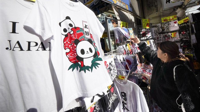 Wisatawan Serbu Ameyoko Market, Surga Belanja Murah di Tokyo People visit the famed