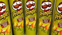 Rasa Pringles yang mendapat peringkat cukup tinggi datang dari varian French Onion Dip ini. Mulai disebarluaskan pada tahun 2012 lalu loh. Sudah pernah coba? Foto: lovefood.com
