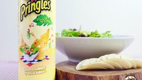 Siapa sangka ada varian rasa Pringles French-salad yang muncul pada tahun 2016. Rasa ini digambarkan seperti menyegarkan, asam, dengan dasar rasa cuka yang yang tajam. Foto: lovefood.com