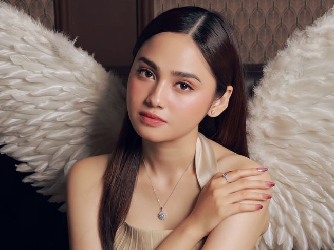 Orqa tomondan qizlarning erotik fotosuratlari