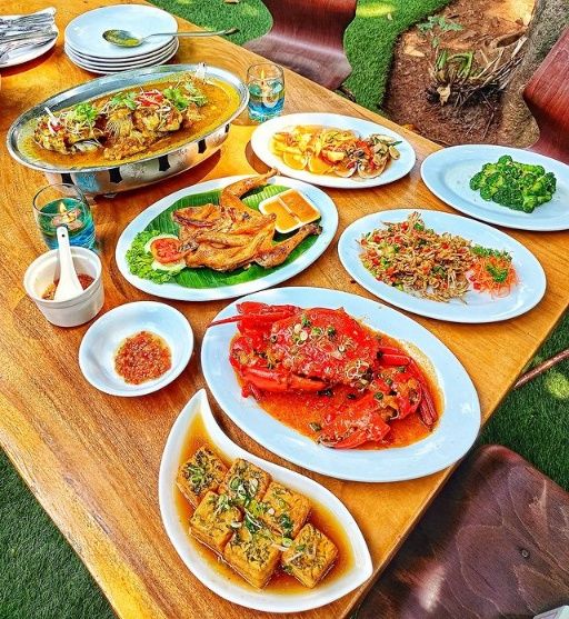 6 Resto dengan Suasana Kampung yang Cocok Buat Makan Siang Pertama 2025