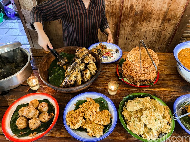 6 Resto dengan Suasana Kampung yang Cocok Buat Makan Siang Pertama 2025