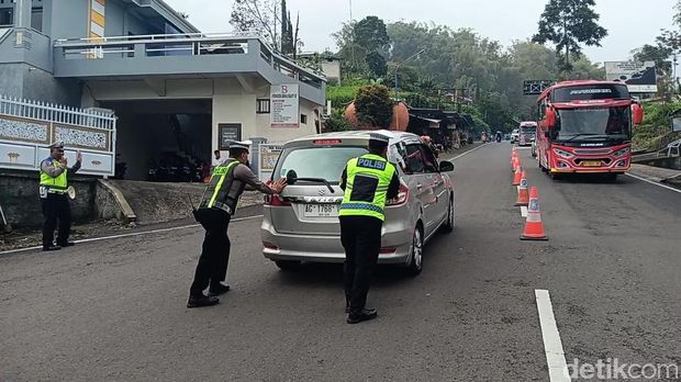 Anggota Polres Magetan Bantu Mendorong Kendaraan Mogok di Tanjakan