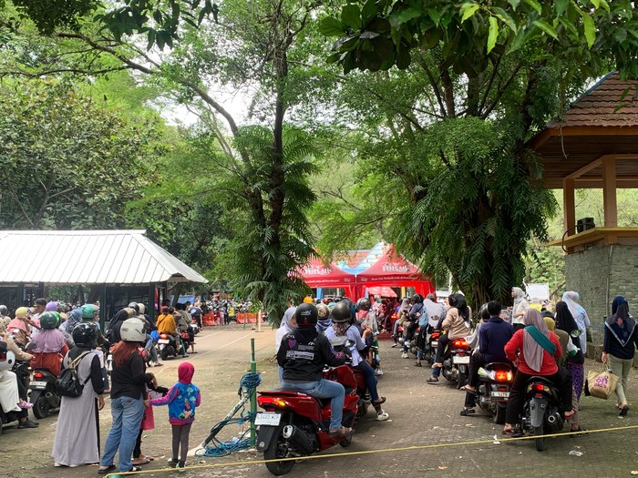 Antrean kendaraan di pintu masuk Ragunan (Mulia/detikcom)
