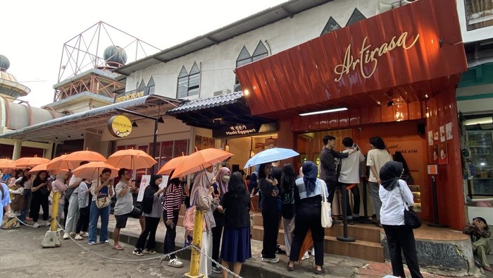 Antrean warga di kedai jajanan viral di Blok M, Jakarta Selatan (Devi/detikcom)