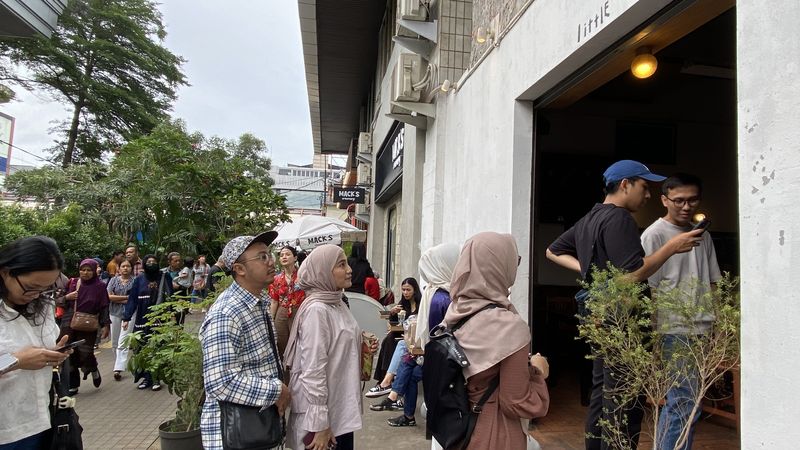 Antrean warga di kedai jajanan viral di Blok M, Jakarta Selatan (Devi/detikcom)