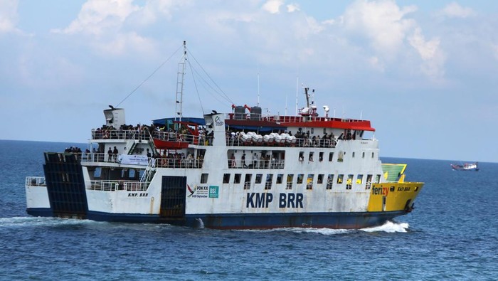 Arus Balik Libur Nataru Mulai Ramai di Pelabuhan Ulee Lheue Aceh Kapal KMP BRR mengangkut penumpang berlayar meninggalkan pelabuhan penyeberangan Ulee Lheue, Banda Aceh, Aceh, Rabu (1/1/2025). Menurut PT ASDP pergerakan arus balik liburan Tahun Baru 2025 dari dan ke Banda Aceh-Pulau Sabang saat ini sudah mulai ramai dan untuk trip pertama serta kedua keberangkatan jumlah penumpang kapal roro mencapai 700 orang, sementara puncaknya diprediksi terjadi pada 3-4 Januari 2025 dengan perkiraan 3.500-4.000 penumpang per hari.