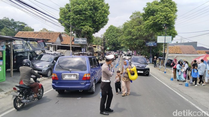 Arus lalu lintas di jalur utama Kuningan-Cirebon terpantau padat pada libur Tahun Baru, Rabu (1/1/2025)