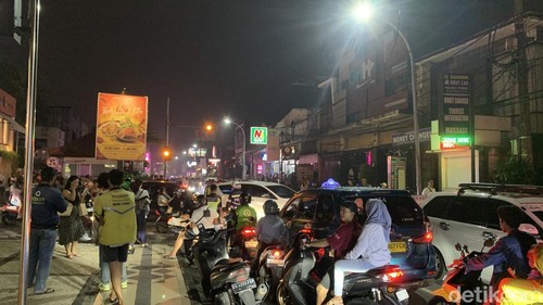 Arus lalu lintas tersendat di Jalan Kartika Plaza, Kuta, Badung, Bali, seusai perayaan malam tahun baru, Rabu (1/1/2025). (Foto: Rizki Setyo/detikBali)
