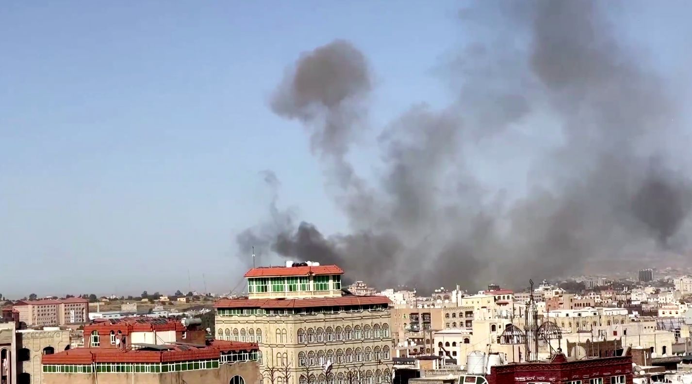 Asap mengepul setelah serangan AS di Sanaa, Yaman, 31 Desember 2024. (Tangkapan Layar Video REUTERS/)