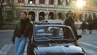 Ketika Sarah Menzel dan Azriel berpose di depan Colosseum, Roma. Pada malam tahun baru 2025, mereka menikmati pesta kembang api di Paris. Foto: dok. Instagram Azriel Hermansyah