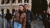 Mereka terpisah benua untuk menyelesaikan pendidikan. Sarah di London, Azriel kuliah di Universitas Airlangga, Surabaya. Foto: dok. Instagram Azriel Hermansyah