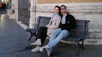 Pasangan ini juga jalan-jalan di Vatican. Azriel berangkat ke London bersama dengan ibunda Sarah, Luhde Menzel. Foto: dok. Instagram Azriel Hermansyah