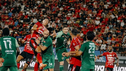 Gelandang Persebaya, Mohammed Rashid (jersey hijau nomor 14) berduel dengan bek Bali United, Elias Dolah, dalam laga Liga 1, Sabtu (28/12/2024).