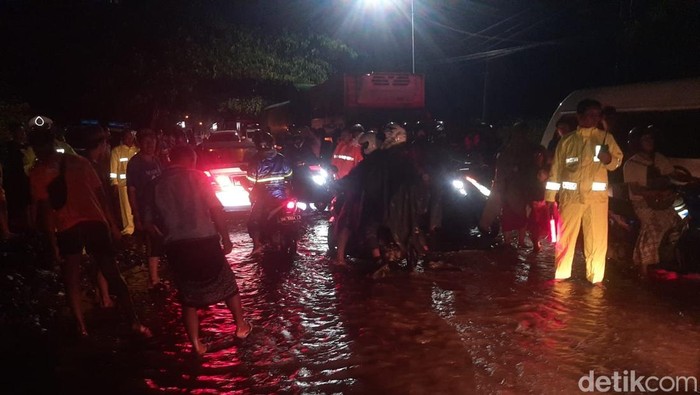 banjir di situbondo disebabkan tanggul jebol