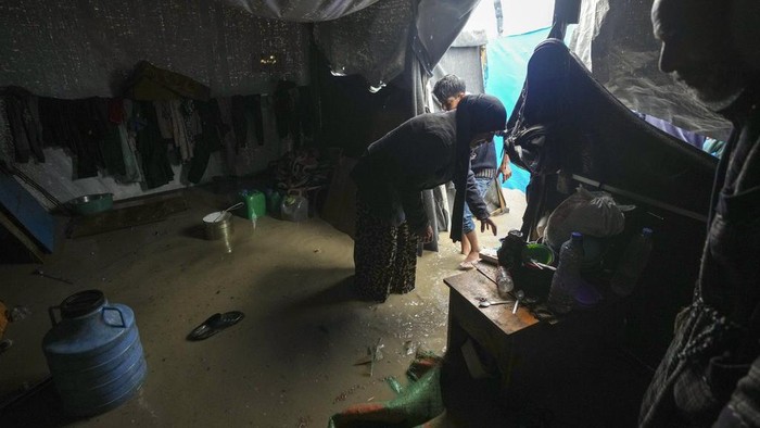 Banjir merendam kamp pengungsian warga Gaza di Deir al-Balah. Banjir disebabkan oleh hujan deras semalaman pada Selasa (31/12/2024).