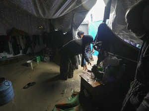 Tangis Warga Gaza di Tenda Pengungsian Banjir