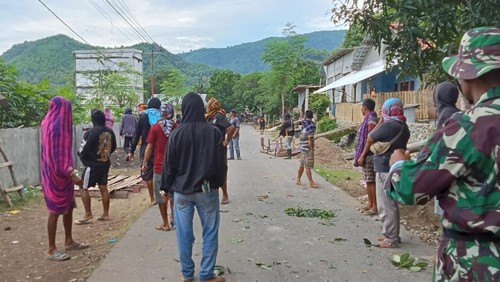 Rumah warga desa Runggu, Ahmad yang dirusak saat saling serang warga Desa Roka dan Runggu, Rabu, (1/1/2025) pagi. (Istimewa).