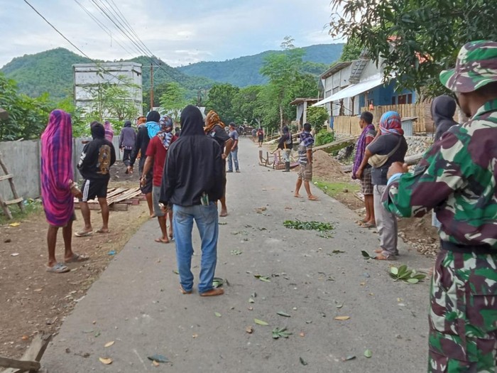 Rumah warga desa Runggu, Ahmad yang dirusak saat saling serang warga Desa Roka dan Runggu, Rabu, (1/1/2025) pagi. (Istimewa).