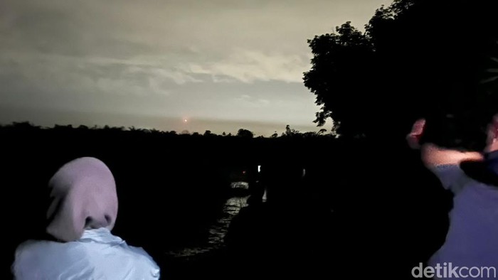 Kemunculaan cahaya batang damar di Desa Jambi Tulo yang diyakini hanya terjadi setiap pergantian tahun.