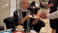 Merayakan ulang tahun ke-39, Delia dapat kejutan manis nih dari sahabatnya. Ia diberikan beberapa kue kecil usai menikmati secangkir kopi. Foto: Instagram deliaseptianti