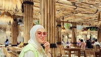 Bukti lain kalau Delia suka foto OOTD di kafe kece. Nuansa beach club kafe ini dinikmati dengan segelas es teh. Foto: Instagram deliaseptianti