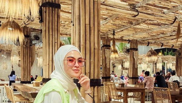 Delia Septianti Hobi Makan di Kafe Sambil Pamer OOTD