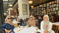 Nongkrong di kafe hits bareng sahabatnya, mereka terlihat berfoto sebelum makanan datang. Namun, minuman sudah ada di meja. Foto: Instagram deliaseptianti